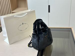 Luxur Designer Tygväska Kvinnor Fylld kanin Hår Vegetabilisk korg Pendlar en axel Crossbody Bag Portabla hinkväskor