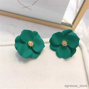 Stud Nowe koreańskie kolczyki z kwiatami dla kobiet Summer Daisy Kolczyki Rhinestone Acryl Cute Girls Ear Jewelry Boucle Oreille Femme R231204