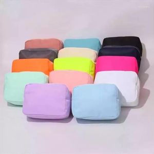 Kosmetiska väskor 12 färger personliga brudtärnor gåva nylonpåse smink påse resor toalettartiklar chenille varsity brev patch268k