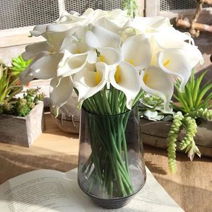 Dekoratif Çiçek Çelenkleri 37cm Beyaz Pu Sahte Çiçek Yapay Calla Lily Ev Dekoru Düğün Gelin Buket Tablo 105pcs 231202