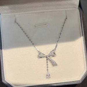 Collana con ciondolo Collana di marca di lusso Lettera Argento placcato oro Collana con fiori in acciaio al titanio Catena girocollo Gioielli da sposa di moda Regali di Natale