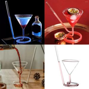 Vinglas med kreativt glas spiral cocktail roterande halm kopp ung och hungrig mugg