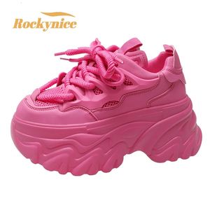 Sapatos de aumento de altura femininos plataforma casual respirável sapatos de malha verão tênis grossos 8.5cm cunhas saltos ocultos ocos sapatos de lazer mulher 231204
