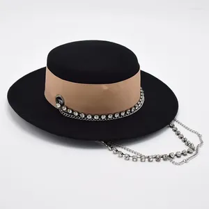 Baskenmützen Wollfilz Zylinder Weiß Kristall Kette Band Fedora Männer Frauen Hochzeit Party Flache Bootsfahrerhüte Breite Krempe Fell