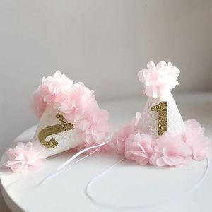 Party Hats Girl Pink Flower Chic 1st Birthday Hat White Glitter Party Hat 1 2 3 år gammal pekband Cake Smash Party Cap Pets Födelsedag Hattar 231204