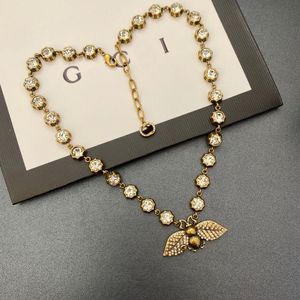 Vintage Design Diamond Necklace Fashion Womens smycken Classic Designer Love Halsband med lådor jul lyxiga gåvor Bee Pendant Necklace Armband Set