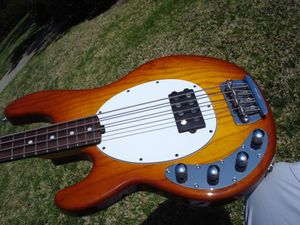 Heißer Verkauf, gute Qualität, E-Gitarre, 1998, Stingray-Bass, 4 Saiten, Sunburst, Linkshänder, MINT – Musikinstrumente