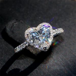 Bröllopsringar Luxury Silver Color Heart Ring For Women Exquisite Fashion Metal Inlaid White Zircon Stones Engagement Smycken 231204