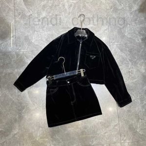 Платье из двух частей, дизайнерский бренд 23, летняя новая женская треугольная эмблема, железная этикетка, джинсовая рубашка, пальто, модный и универсальный комплект с короткой юбкой KYHW
