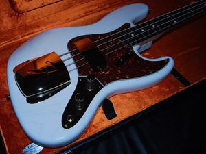 Vendita calda di buona qualità Chitarra elettrica 60 Jazz Bass Stack Knob J Bianco Biondo Oro Hardware Copricapo verniciato !!! - Strumenti musicali # 00258