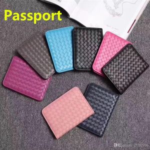 8 färger Klassisk vävningsdesigner äkta läderpasshållare plånbok unisex kreditkortshållare Passport omslags -kortfodral för 266w