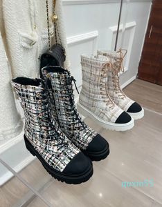 Hohe Qualität für Damen, Runway Channel, echtes Leder, Knöchel-Motorradstiefel mit rundem Absatz, geflochtenes Karomuster, Herbst- und Wintermode, Damenstiefel