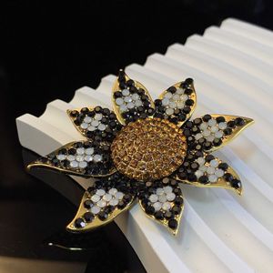 تيرنر المظهر المخلص إلى أسيادهم. New York Runway Style Limited Brooch 231015