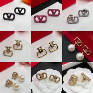 2023 Nya studörhängen för kvinnor Europeiska och amerikanska enkelt temperament Small Pearl Diamond Letter Earrings Gift Birthday Weddin259d