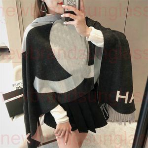 Autumn Winter Women Essential Daily Scarf Fashion Lady the Ultimate Scarf Shawl Scarf Lattice Letter Scarves Cold Reykjavik Scarf Wholesale Hot Echarpe de Femme 05