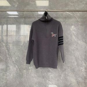 Herrtröjor Fashionb Men tröja klassisk fyra-bar randig kvinnors pullover valp broderi turtleneck halvzip vinter termisk topp