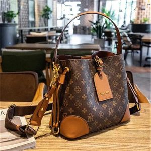 2023 Autumn and Winter New Bucket Bag Retro Antique One Shoulder Evening Bags Printed Chain Handbag2539