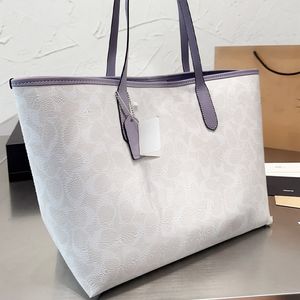 Axelväska tote handväska designers kvinna klassisk kvinna öppen designer väska tjock rem metallknapp designer c bokstav handväska märkesväska mode rese handväska