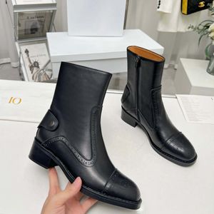 Designerskie buty luksusowe buty oryginalne skórzane buty zimowe botki kostki Krótkie trampki butów trenerzy Sandały pancerne według marki S520 008