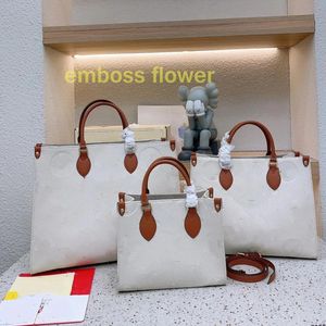 Designer-Tasche, Luxus-Tragetasche, Umhängetasche für unterwegs, Damen-Umhängetasche aus Leder, große Einkaufstaschen, Kartenhalter, geprägte Blumen-Damenhandtaschen in Spiegelqualität