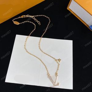 Горячее классическое дизайнерское ожерелье с буквой и бриллиантом, изящное ожерелье с надписью для женщин, зимняя цепочка для свитера
