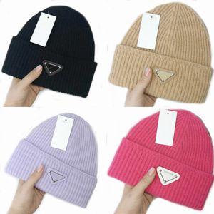 Stickad hatt designer beanie för män kvinna skalle kepsar vinter hatt utomhus hålla varm cappello mode klassisk triangel bokstav stickad motorhuven enkel sport GA046