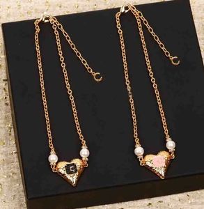 Lyxkvalitet charm kort kedja hänge halsband charm hjärtform i 18 k guldpläterad har stämpelbox