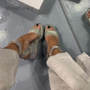 Sandalet Gümüş Kristal Kadın Daireler Rhinestone ile dolu zarif kayışlar bling pullu kama açık ayak parmağı yaz düğün ayakkabıları