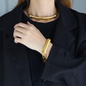 Elegant European and American style metal texture, fashionable and minimalist bracelet, daily wear, street photography, trendy women's creative jewelry set