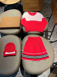 Luxuriöse Designer-Trainingsanzüge für Kinder, rot, gestrickte Mädchen-Kleideranzüge, Größe 100–160, hochwertiger Babypullover, Faltenrock, Mütze, 25. Okt