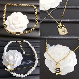 Charme Colar Mulheres Pingente Gargantilha 18K Banhado A Ouro Prata Titânio Aço Marca Carta Inlay Cristal Pearl Links Chains Designer Jóias Presente de Casamento5