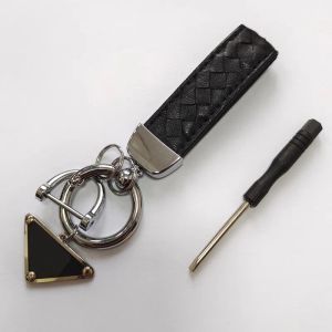 Designers nyckelringar för män Kvinnliga bilnyckelkedjor Keyring Lovers Keychain Real Leather Weave Pendant Key Ring Accessories With Screwdriver G231254PE-3