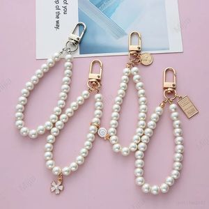 Keychains Lanyards Vintage Imitatin Pearl KeyChain Charm Simple Wristlet Bead Key Chain for Women Cute DIY Pendant Mobiltelefon Dekoration 231204