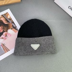 Designer de luxo Beanie Splice Cores Chapéus Moda Triângulo Invertido Logotipo Malha Chapéu de Inverno Unissex Versátil Casual Brimless Chapéus Quentes Cashmere Chapéus Dropshipping