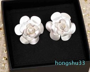 Luxuriöser Qualitäts-Charm, großer Blumen-Ohrstecker mit weißer Farbe und Diamant in 18-Karat-Vergoldung mit Stempel