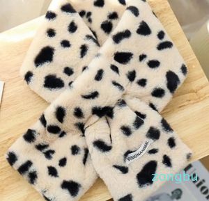Sciarpe invernali femminili facili da indossare Sciarpa con croce a pois leopardati Spessa e calda peluche con macchie di mucca in bianco e nero