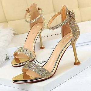 Sandaler Kvinnor Summer Sandaler 8.5 cm High Heels Rhinestone Crystal Middle Heels Ankel Strappy Sandles Lady Wedding Event Party Gold Shoes 231204