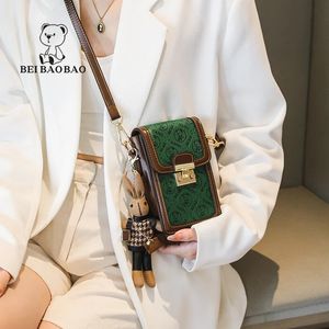 Sacos de noite saco de telefone móvel 2023 vintage verde crossbody versátil um ombro elegante pequeno urso feminino 231205