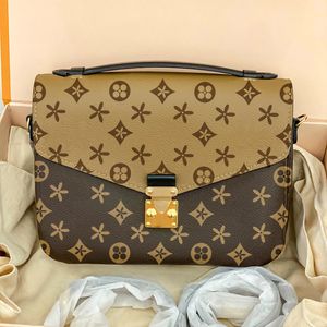 Orijinal Deri Pochette M44875 Tasarımcı Crossbody Bag Lüks Tote Yüksek Kaliteli Kabartmalı Çantalar Omuz Çantaları Bayan Erkek Çantası Çanta Square Flep Debriyaj Çantası