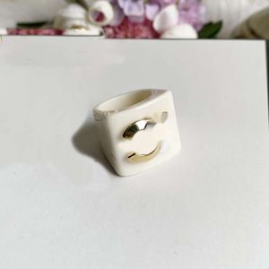 Lüks marka yüzüğü büyüleyici tasarımcı takı yüzüğü yenilik kadınsı stil çift hediye seçimi kalitesi sevgililer ve şükran günü çıkma asla soluk jz0362024