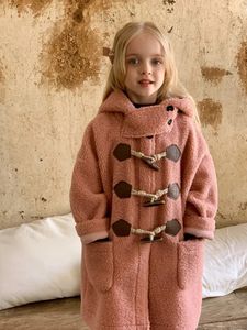 Płaszcz HoneyCherry Girls Futro Zintegrowana zimowa moda zagęszczona długa sztuczna jagnięcina Ubrania dziewczynki 231205