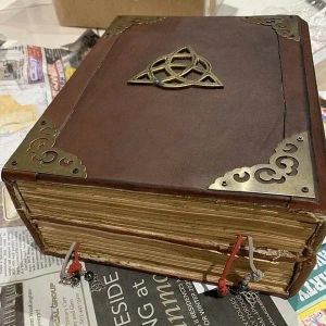 Dekorativa objekt Figurer Charmed Book Of Shadows Green Journal Cover Bound Blank and Fode 350 sidor Stave Record SPELTBOOK VINTAGE MAGIC Gift 230614