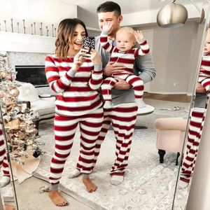 Familjmatchande kläder Mother Father Kids Clothes Toddler Spädbarn Romper Söt mjuk pajamas Xmas Look Christmas Pyjamas Set randigt tryck 231204