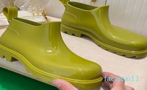 Mode pöl vattentäta gummi stövlar designer för kvinnor män kort regnboot