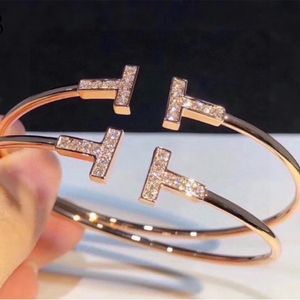 Pulseiras de designer Pulseira de luxo com design de diamante temperamento cem pulseira de corpo duro presente de Natal jóias caixa de presente opcional muito boa