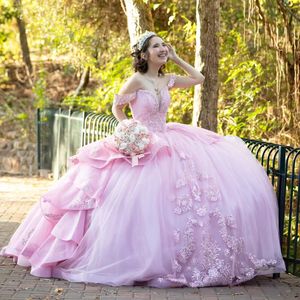 Błyszcząca różowa księżniczka quinceanera sukienki suknie balowe aplikacje koronkowe kryształy koraliki z ramion Słodka 15. sukienka PROM