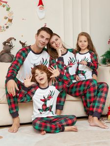 Dopasowanie rodziny 2024 Świąteczne piżamę Rok Elk Printed PJS PJS Zestaw Baby Scossuit Xmas Pajama 231204