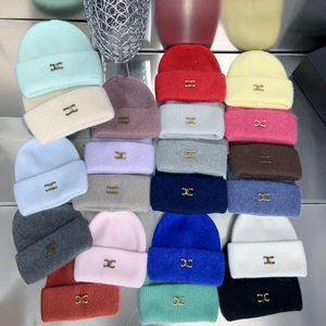 Cappello a cuffia caldo invernale di design classico Nens e marchio di moda da donna Doppia lettera C Cappello lavorato a maglia universale Autunno e inverno Capelli di coniglio Opzione multicolore