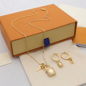 Europe America Fashion Style Jewelry Sets Lady Women Gold-colour Hardware Engraved V Initials Setting Full Diamond Lock Double Key296f