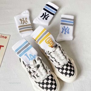 V4PS Herrstrumpor Hosiery Sydkorea Kina-chic märke Herr- och kvinnors medium Tall La Letter Sports Baseball Yankees NY över hela tryckta modeskateboardstrumpor